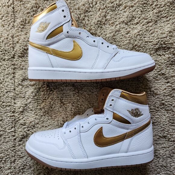 Wmns Air Jordan 1 Retro OG High Metallic Gold Brand New Sz 12 - Picture 2 of 10